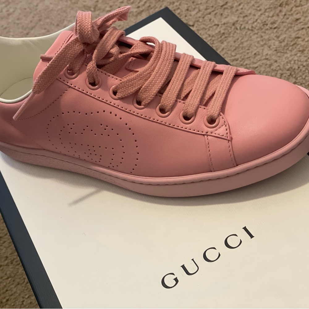 Hey Gucci interlocking sneakers never used who’s ever is US6 it would fit